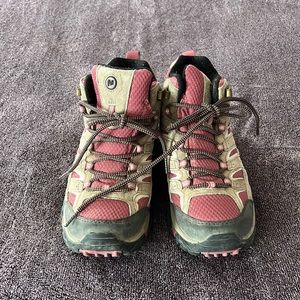 Womens Merrell size 8 high cut hiking boots